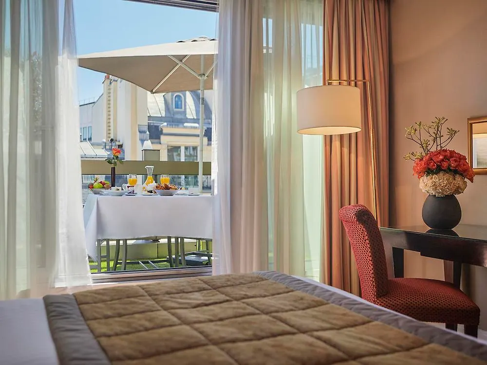 **** Hotel Warwick Champs-Elysees Paris France