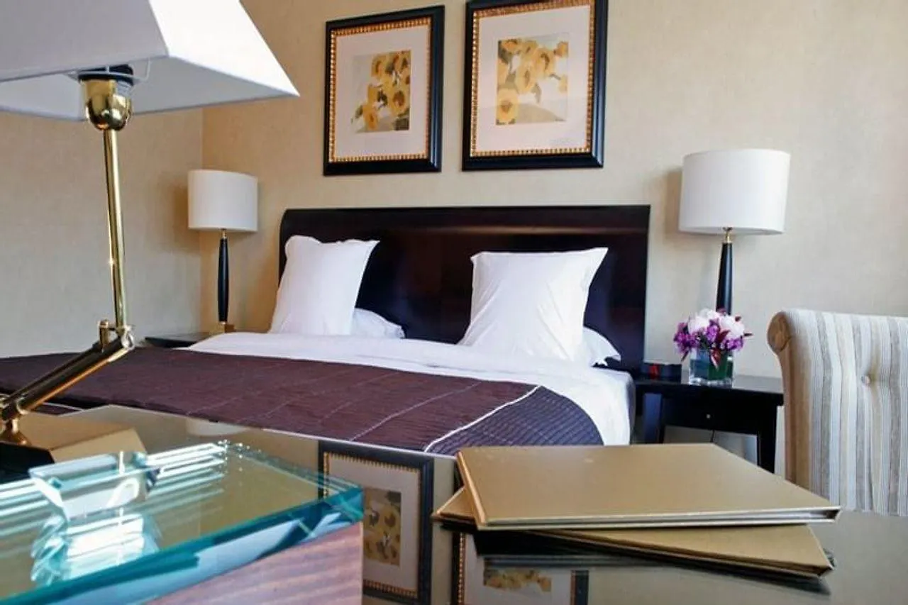 **** Hotel Warwick Champs-Elysees Paris France